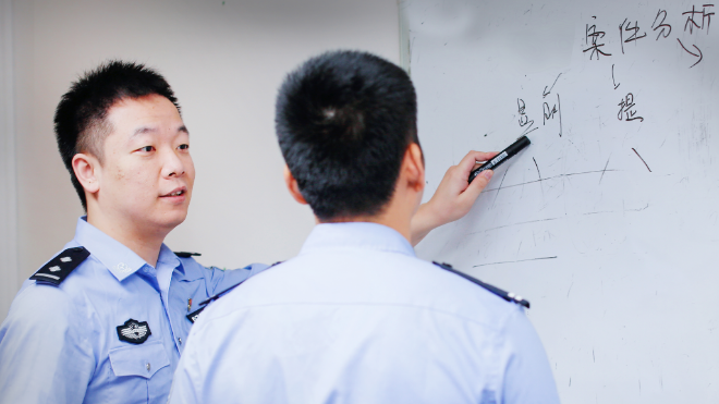 福警日记丨郑腾飞:在屏幕背后,和时间拼命赛跑