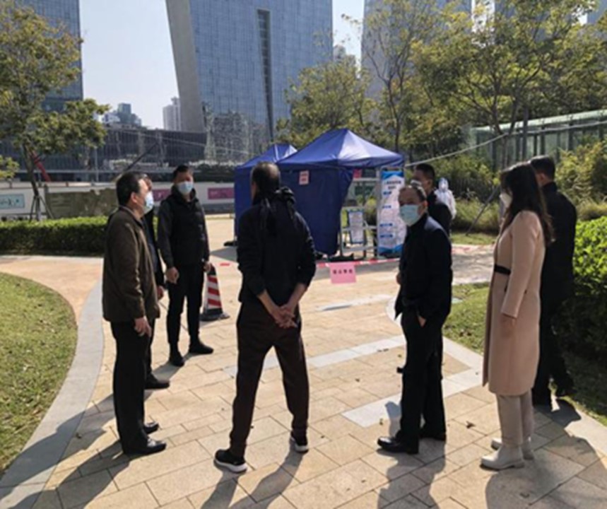 区物业中心领导深入产业园区检查疫情防控.jpg