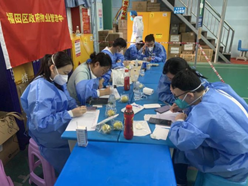 区物业中心志愿者在临时休息点整理信息.jpg
