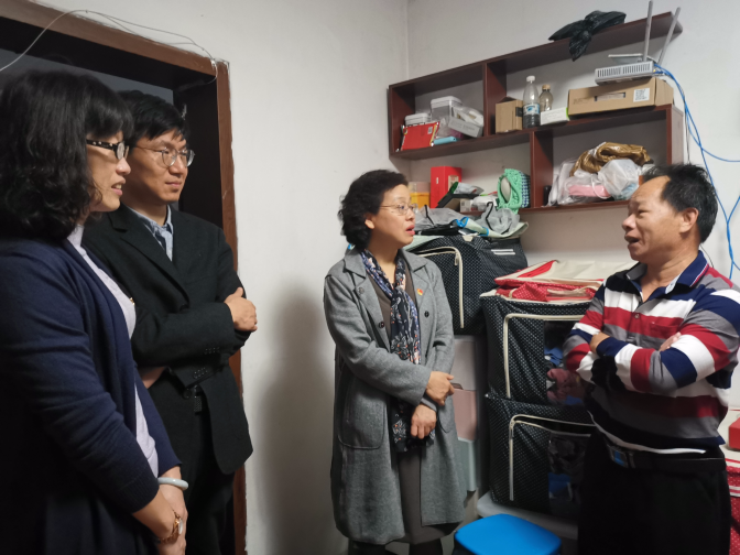 国家统计局深圳调查队超培亚队长一行慰问园岭一体化住户调查困难记账户.jpg