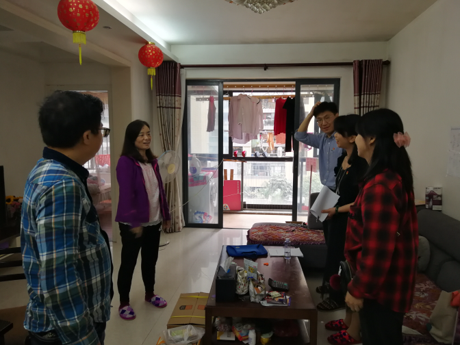 刘申主任带队前往香蜜湖香安社区患病住户家中慰问.jpg