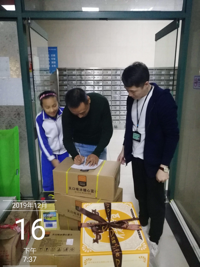 福保街道住户领取年底慰问宣传品.jpg