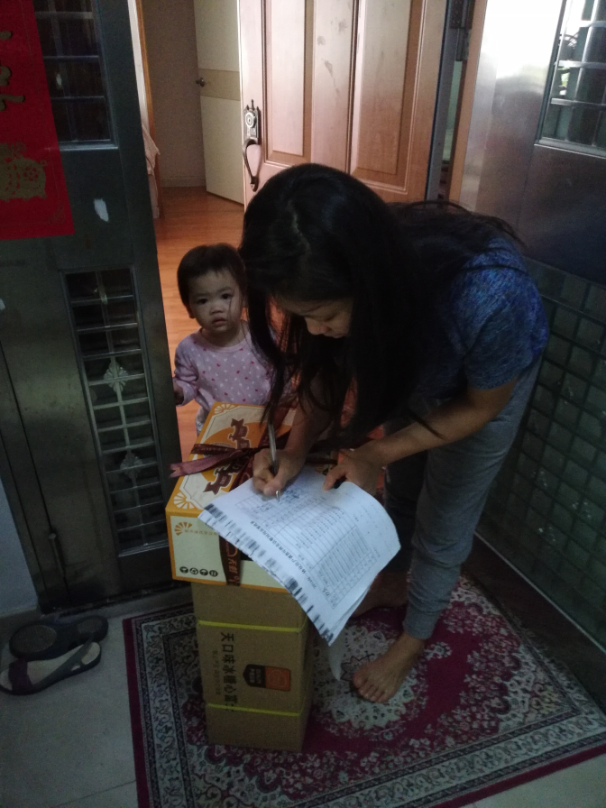 沙头街道统计站把年底慰问宣传品送到住户家中.jpg
