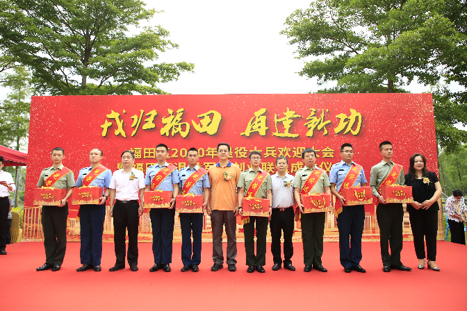 退役士兵代表上台接收“欢迎返乡”礼包.jpg