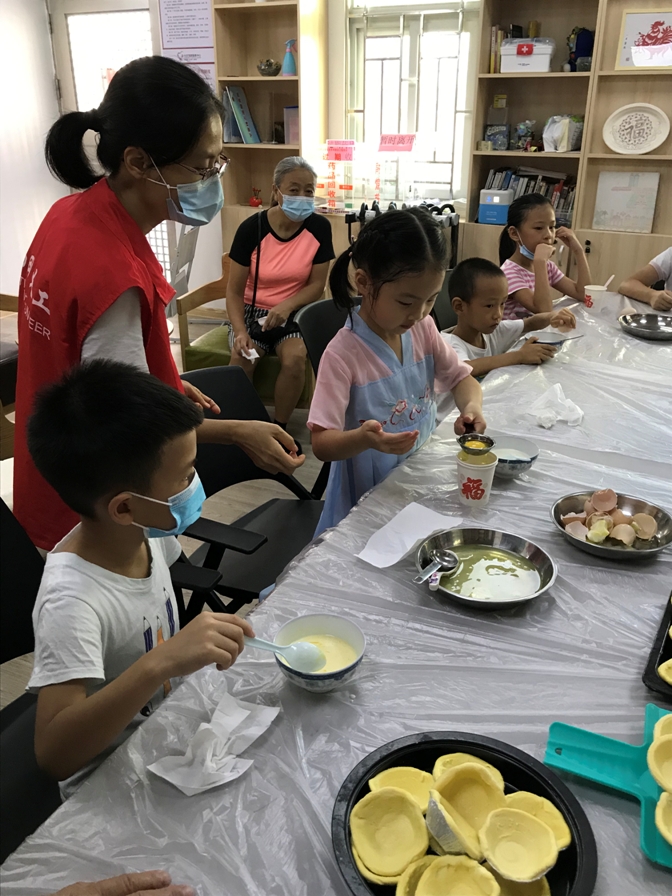 小心翼翼分离蛋黄.jpg