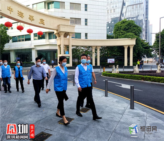黄伟到中海华庭小区视察普查登记现场，并慰问一线普查员.png