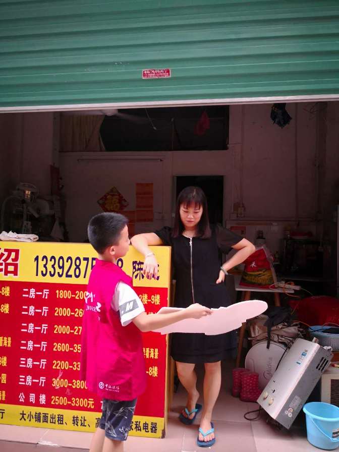 小义工和居民互动.jpg