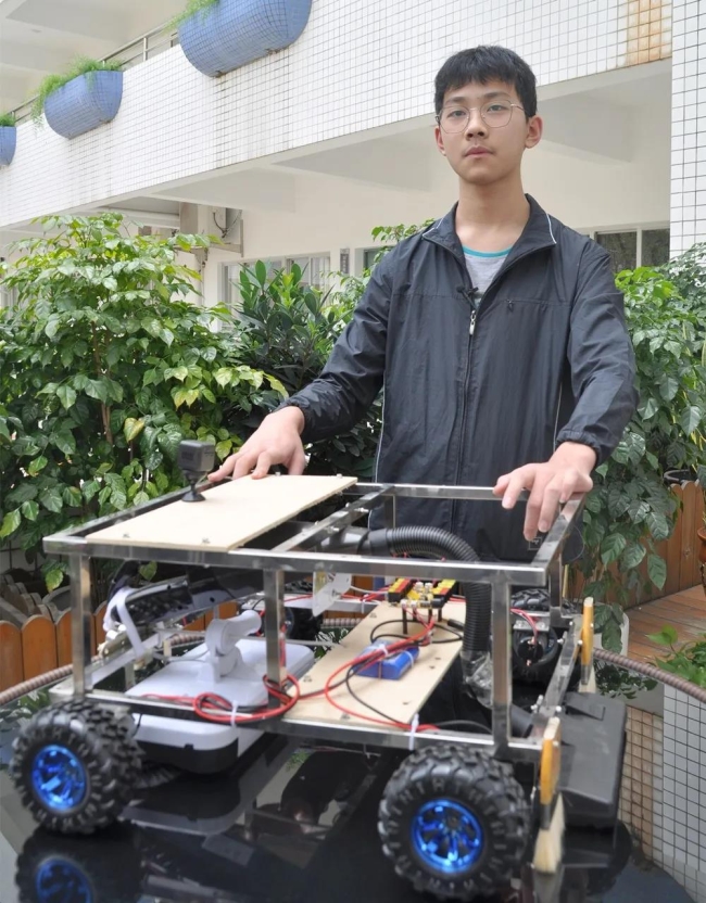 霍冠雨发明的“防疫专用垃圾清理机器人”获第72届德国纽伦堡国际发明展金奖和德国创新研究院金奖.jpg