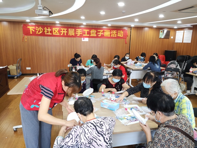 社工与社区居民协同制作.jpg