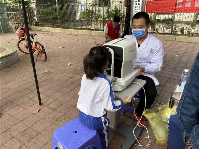图二：医师正在帮助社区青少年进行视力检查.jpg