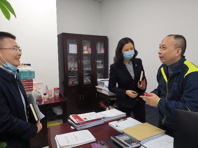 4福田区统计局局长黄熙、副局长艾菲菲同志向市统计局工交能源处处长陈中同志汇报福田区工业发展有关情况并请求市局.jpg