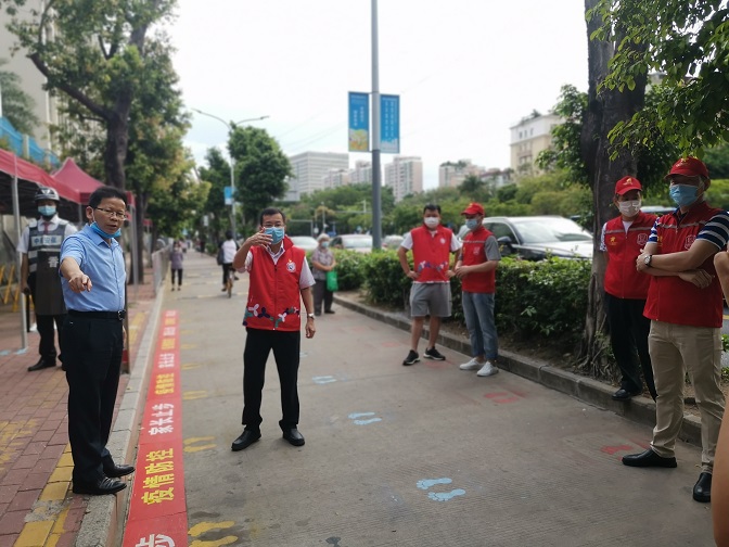 20200518香蜜湖街道退役军人红星志愿服务队协助学生返校指引.jpg