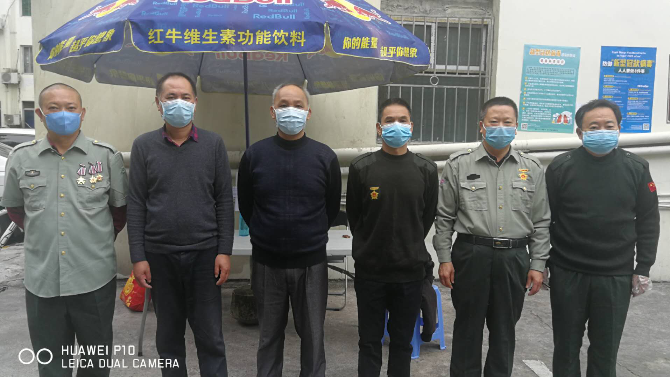 2月初，王昭发（右二）和战友们参加疫情防控时的合影.png