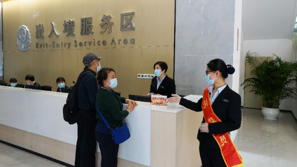 民生小事丨老人办证更方便！福田出入境“陪伴式”“一站式”贴心服务老年人办事办证