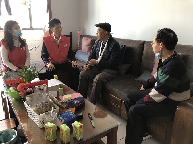 香岭社区党委慰问住院党员.jpg