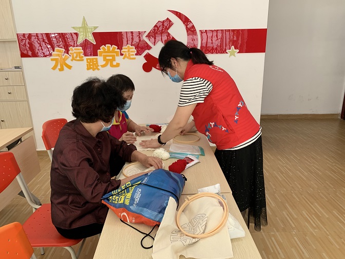 竹林社区开展“编织幸福”怀旧手工DIY活动.jpg