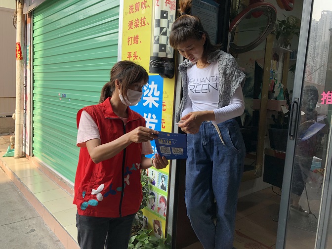 上沙网格员穿街过巷、走好宣传推广活动最后一公里.jpg