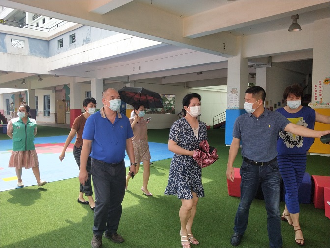 20200529街道领导到马荣国际幼儿园和东海实验小学附属幼儿园了解复学防疫情况.jpg