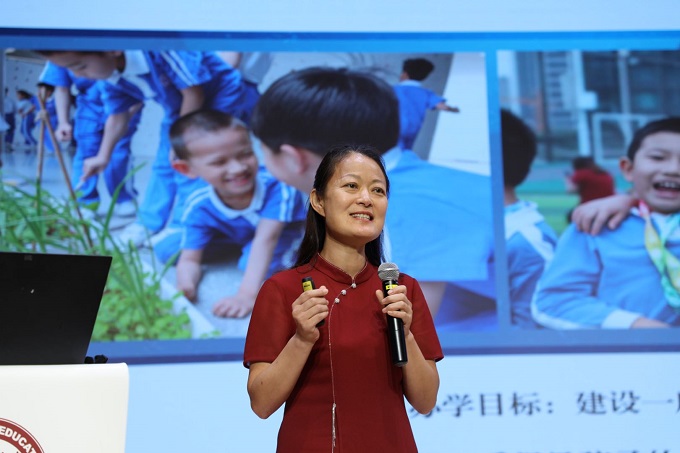 深圳市福田区红岭实验小学执行校长臧秀霞校长做主旨报告.JPG
