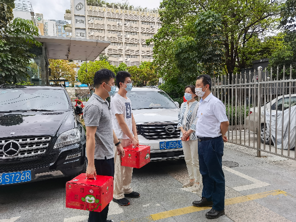 6月1日下午，方小军局长带队慰问我局防疫一线抽调同志。4.jpg