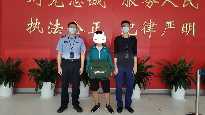 我为群众办实事 | 快递小哥粗心遗漏快递包，民警迅速帮忙找回