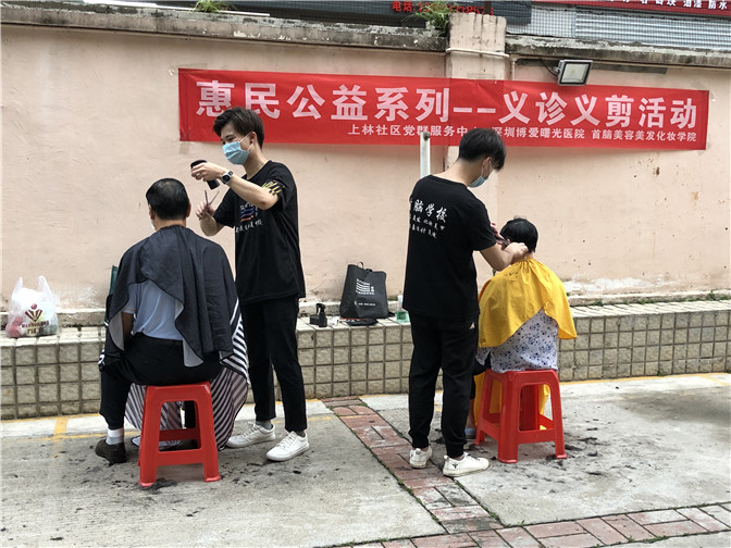 美发师在认真服务中了.jpg