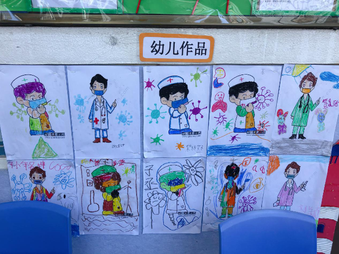 教室外张贴有小朋友的绘画作品.