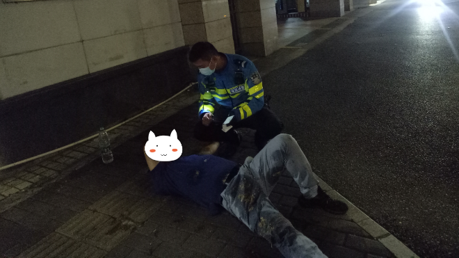 我为群众办实事 | 酒后找不到回家的路？执勤队员暖心守候助其回家