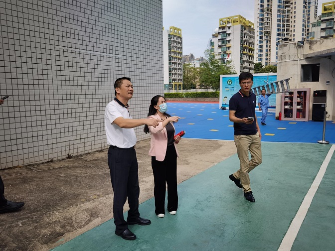 街道领导到辖区学校检查应对台风人员疏散转移工作.jpg