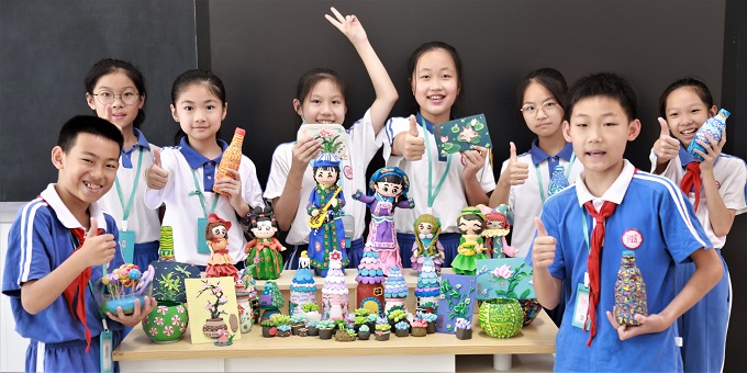 福田区福华小学软陶社团的学生们在课后服务中展示自己的作品，领略软陶的艺术魅力。.jpg