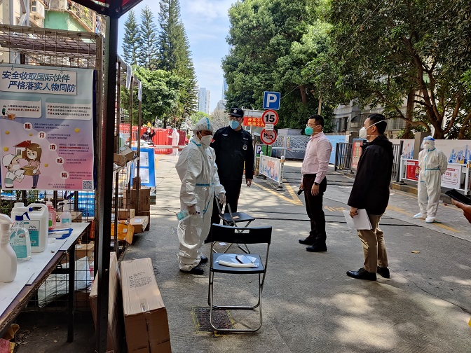 街道领导到竹林辖区检查小区卡口防疫工作.jpg