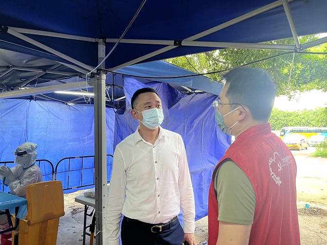 街道领导到香蜜社区督察核酸检测点.jpg