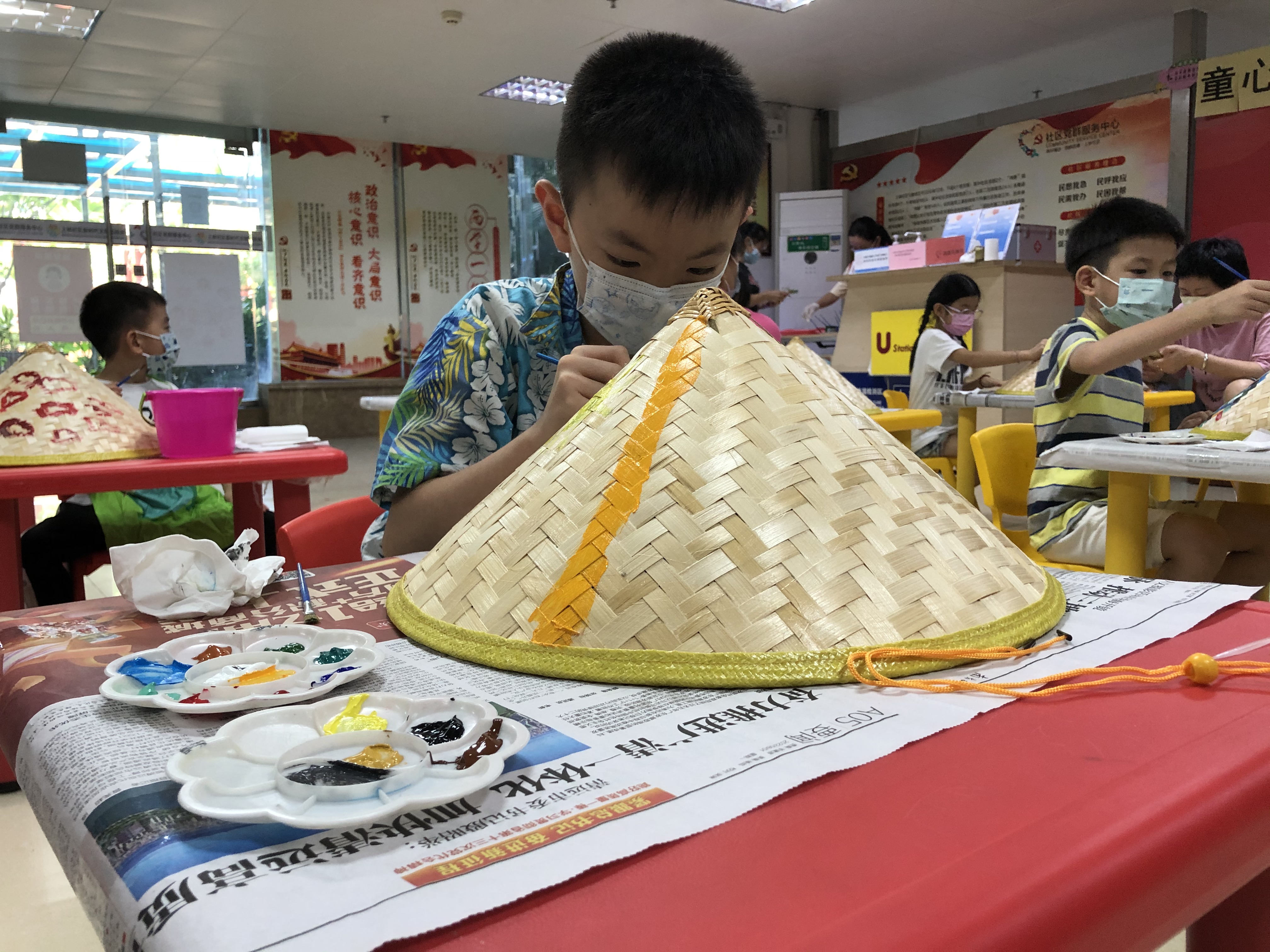 参加者在斗笠上认真绘画1.JPG