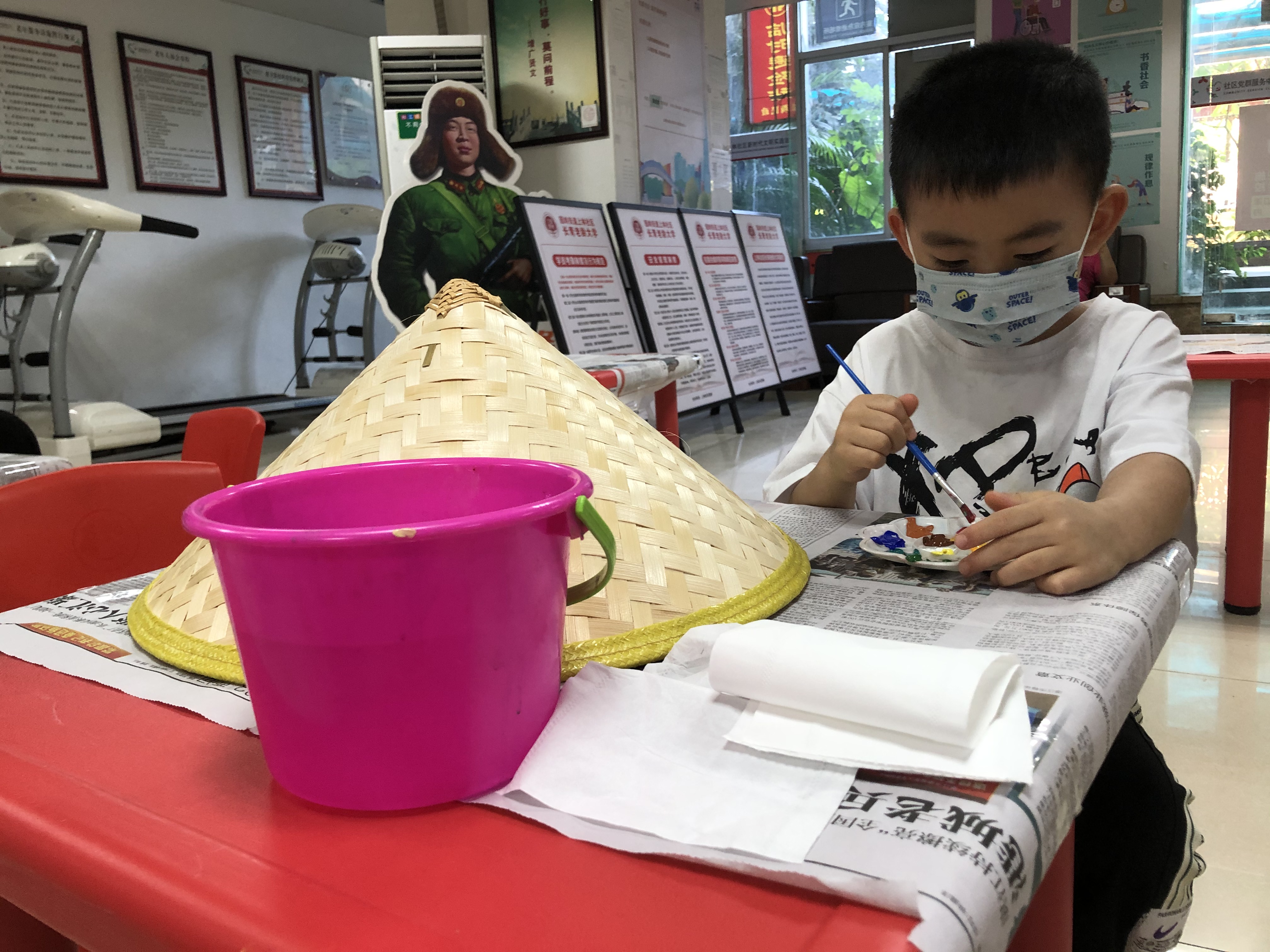 参加者在斗笠上认真绘画2.JPG