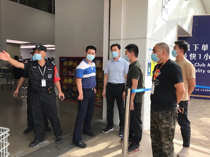 街道领导印力中心检查疫情防控和创文工作.jpg