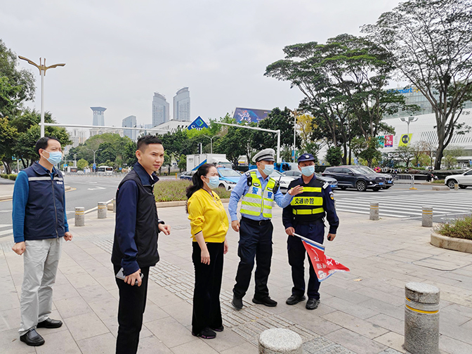 街道领导查看交通路口劝导值守情况672.jpg