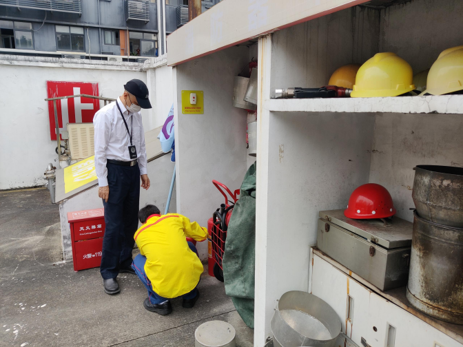 应急管理办对丽资加油站等开展安全生产执法检查.png