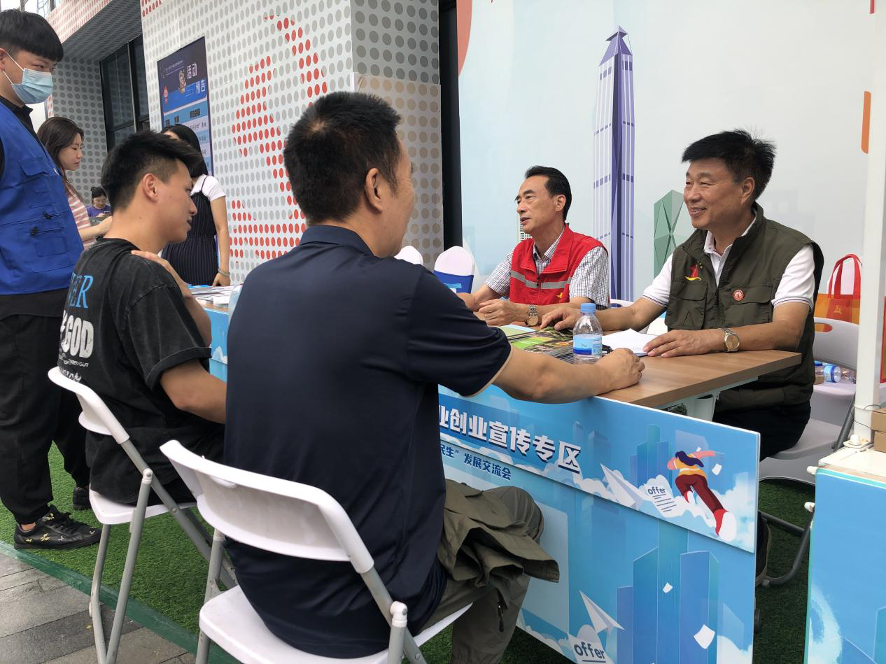 老班长协助开展就业创业宣传.png