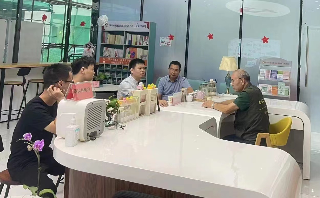 钟长久在社区接待来访群众.jpg