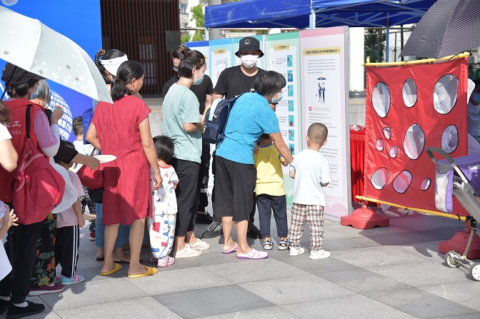 20200930 华富街道举办“把民典法请回家”普法宣传活动 (2).JPG
