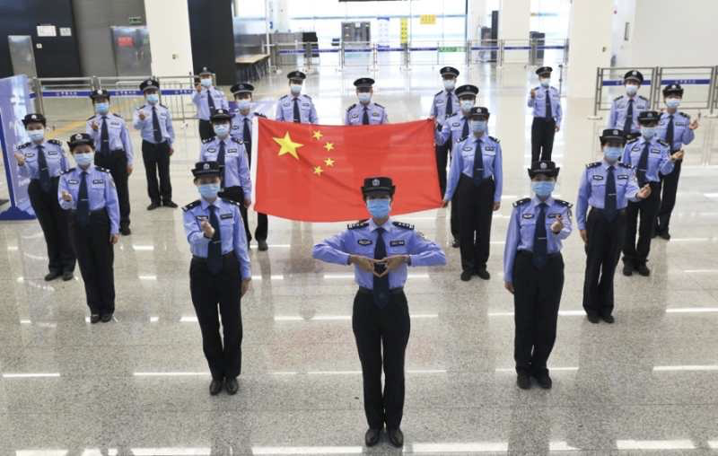 深圳皇岗边检站民警:"我和国旗合个影",晒出浓浓爱国情!