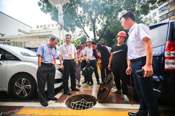 莲花街道人大代表在万科金色花园，调研雨污分流实施情况.jpg