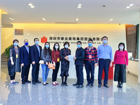 人大代表为企业送去口罩、消毒水等防护物资.jpg