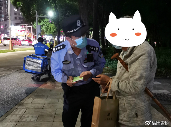 暖心！民警帮助走失老人回家