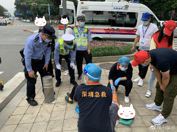 老人当街晕倒 民警暖心救助