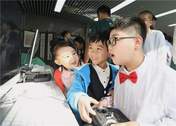 活动现场小朋友体验无人机竞速航模竞技游戏1.jpg