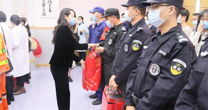 华富街道总工会举办情系留深职工迎新春关爱活动2.jpg