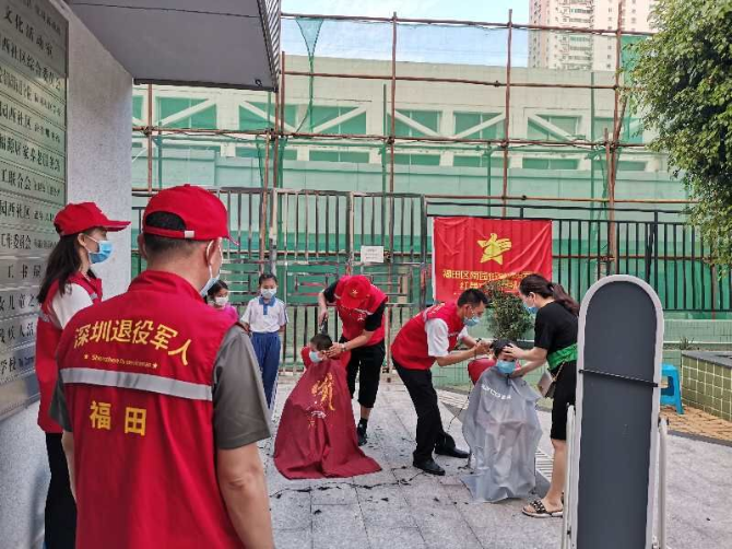 刘年华（左）和陶玉斌（右）正在为“小神兽”理发.jpg