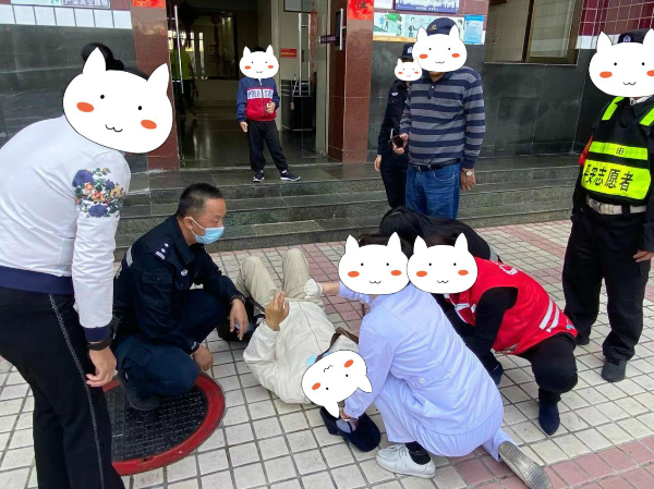 民生小事 | 老人路边摔倒 民警热心救助