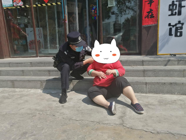 民生小事 | 老人意外摔倒 民警及时救助